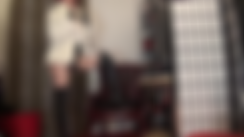 Amante de strapon em couro preto, meia-calça brilhante e casaco de pele branco - a deusa do couro e da pele masturba seu grande pau preto segurando uma caneta como um cigarro e provocando com sua linda saia de couro e botas longas.