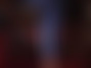 Brinco com sapatos azuis de oncinha e saltos com detalhes e brincadeiras nos sapatos, todos em meia-calça preta bem transparente.