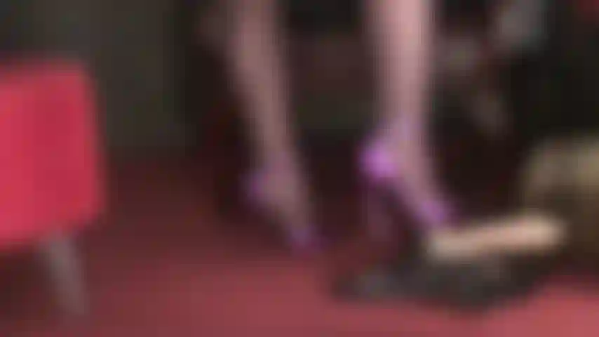 Bombeando essas bolas cheias com stilettos roxos metálicos.