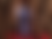 Dominação sensual com strap-on em leggings azuis metálicas, body de náilon, meia-calça e luvas. Você adora essas calças azuis brilhantes e meu grande pau branco.