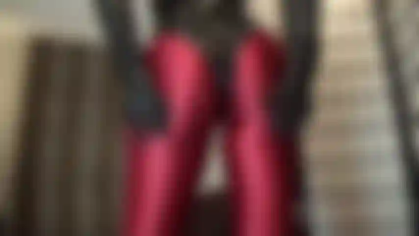 Meia-calça vermelha brilhante de spandex e um body justo de pvc - ah, ter essa bunda redonda fabulosa abaixada em seu rosto, mesmo que seja só para cheirar... A senhora toca e aperta sua bunda perfeita com luvas de couro - tão perto de você.