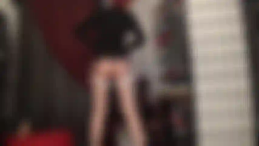 Sedutora com meias de seda e adoradora de strapons - depois que a amante terminar de fazer você adorar suas lindas meias de náilon totalmente modeladas em meia-calça brilhante, ela vai usar sua boca de chupador de pau para seu prazer.