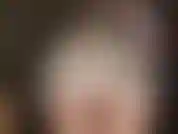 Sua deusa provoca com sua bunda em calcinhas de cetim sensuais, cintas, saia justa e meia-calça brilhante. Mmmmhmmm.