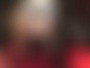 A senhora vivian enfia sua enorme cinta-liga preta direto na sua bunda apertada. Observe essas pernas e bunda gostosas de meias, ligas e meia-calça enquanto eu masturbo esse pau enorme.