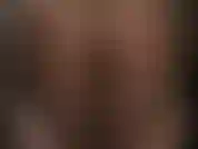 Um ursinho de pelúcia sexy e uma meia-calça super brilhante - a bunda da amante fica simplesmente perfeita com essas meias de náilon brilhantes com um body fio dental por baixo.