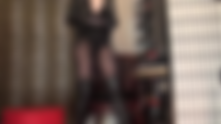 Meia-calça preta com brilho de óleo, couro e lingerie rendada.