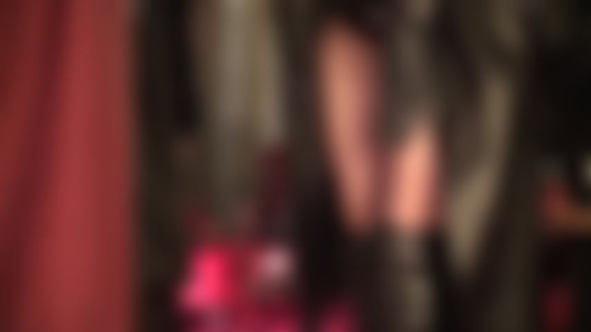 Um maravilhoso casaco longo de couro e luvas de couro pretas com costura branca.