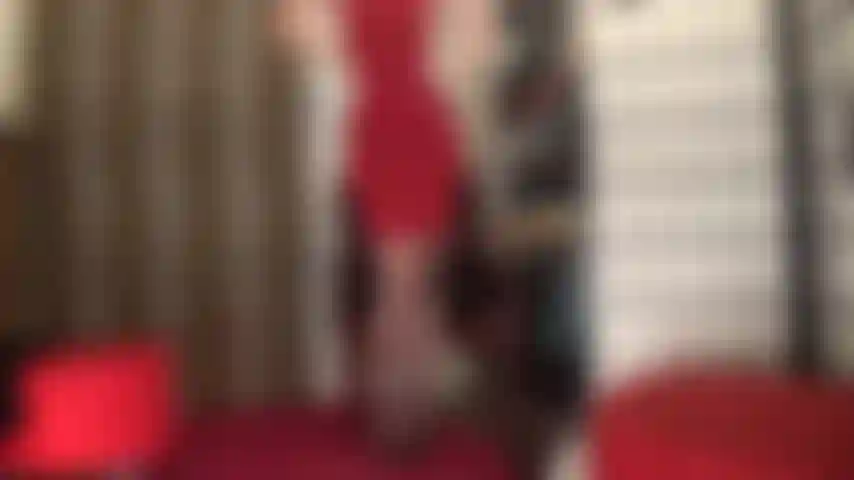 Provocação de lingerie com meias sensuais, calcinhas e sutiã - aqui está uma provocação e tanto! Sua deusa muda de calcinha preta para vermelha... Bem na sua frente.