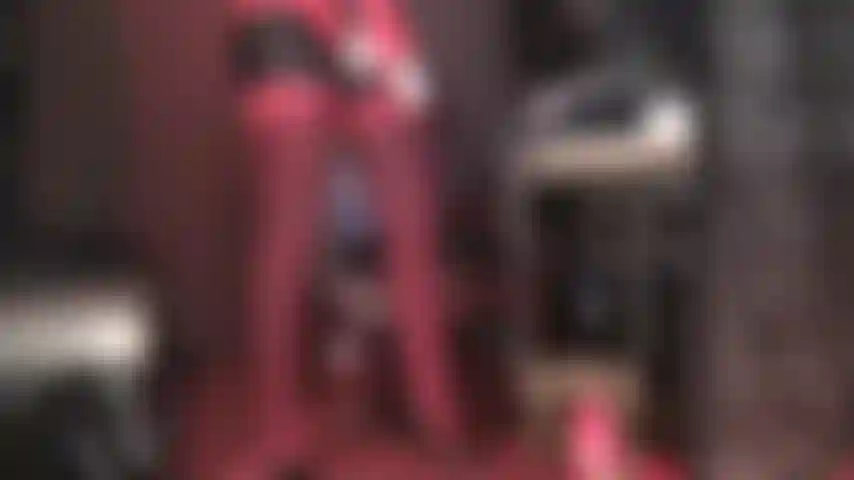 Uma cinta-liga ultra sedutora e meias provocantes em vermelho e preto - uma deusa envolve você em seu dedo mindinho nessas camadas de meias sensuais, tentadora com seu grande pau.