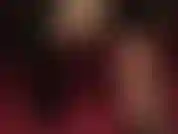 Com meias-calças transparentes e provocantes, balançando com closes sensuais.