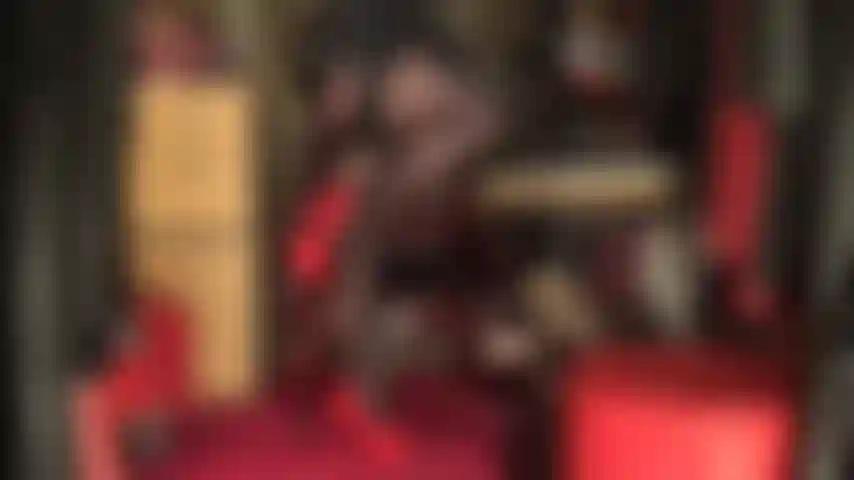 Uso couro preto e pernas de náilon sensuais em meias e camadas de meia-calça - a amante faz seu pau pulsar com essa provocação de adoração corporal extremamente sensual.