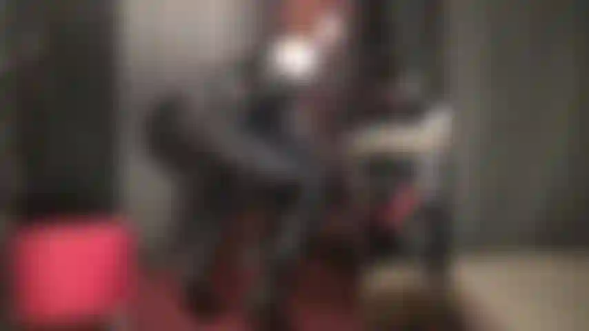 Adoração de roupa fetiche brilhante - botas de couro envernizado, meia-calça preta de spandex, pvc e luvas longas de couro. (Femdom, botas acima do joelho, botas de coxa, lycra, meia-calça, fetiche de luvas, adoração do corpo, brilhante, ruiva).