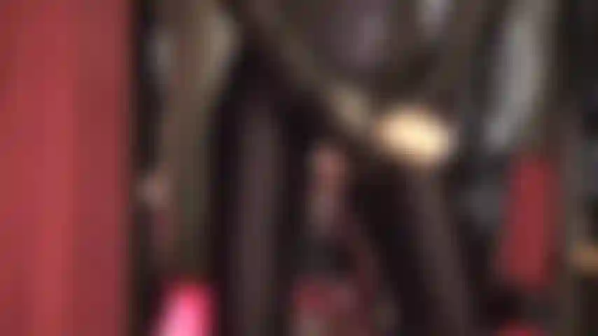 Um pau grande e de borracha é exatamente o que você precisa agora, lubrificado com um pouco da minha saliva saborosa, enfiado em cada buraco seu. A senhora está deslumbrante com um macacão de lycra, chapéu militar de látex e botas.