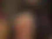 A senhora vivian, usando um body de couro e corrente muito sensual e uma meia-calça brilhante, exibindo seu corpo incrível.