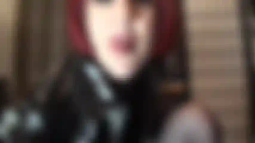 Com uma roupa sexy de pvc brilhante, pernas de meia-calça preta e um pau carnudo de cinta-liga que você simplesmente não consegue resistir...