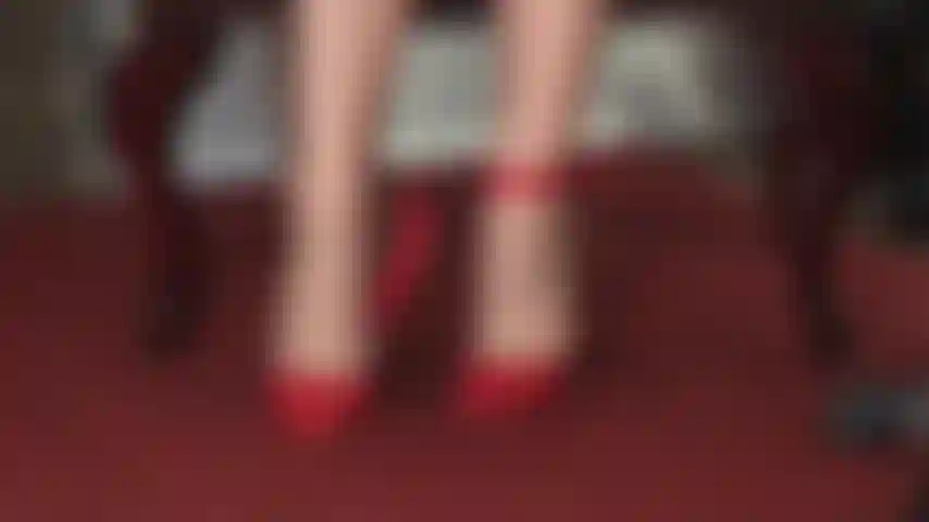 Seu pau de escrava está sendo ordenhado pelos pés de meia-calça e mãos enluvadas da senhora, obrigado a gozar em suas incríveis pernas de náilon brilhantes.