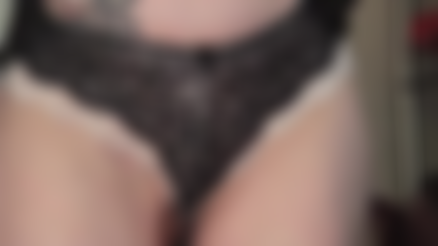 Uma linda calcinha de renda sedutora - a amante conhece seus desejos... Uma visão tão íntima e sexy tem um preço.