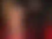 Meias de renda, minissaia de látex, botas e chapéu de couro - a patroa fica tão gostosa com essa roupa.