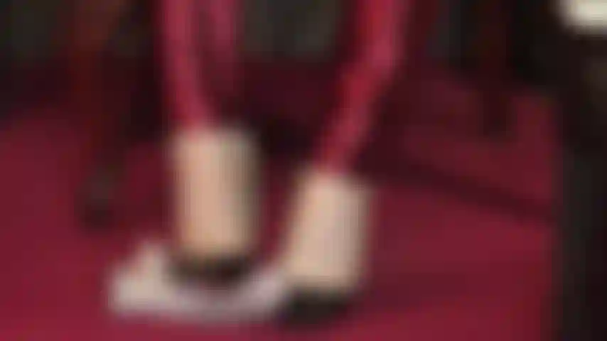 Escrava, abuso de pau com salto alto, pisoteio e chicote.