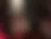 Calças de couro e pés cruzados sobre um pufe - você adora ver a vista dos pés de baixo, brincando com os pés descalços trocando de calçados, balançando mules e scarpins.