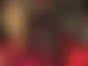 Negra e brilhante - a deusa hipnótica explora todos os seus fetiches... Roupas fetichistas de pvc brilhante, meia-calça preta de seda, luvas e saltos agulha brilhantes. A mestra move lentamente as pernas, os saltos, as luvas...