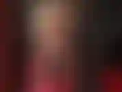 Adoro pau branco e bunda nua - a amante está deixando você louco por sua bunda e pernas nuas com uma grande cinta-liga branca balançando entre elas.