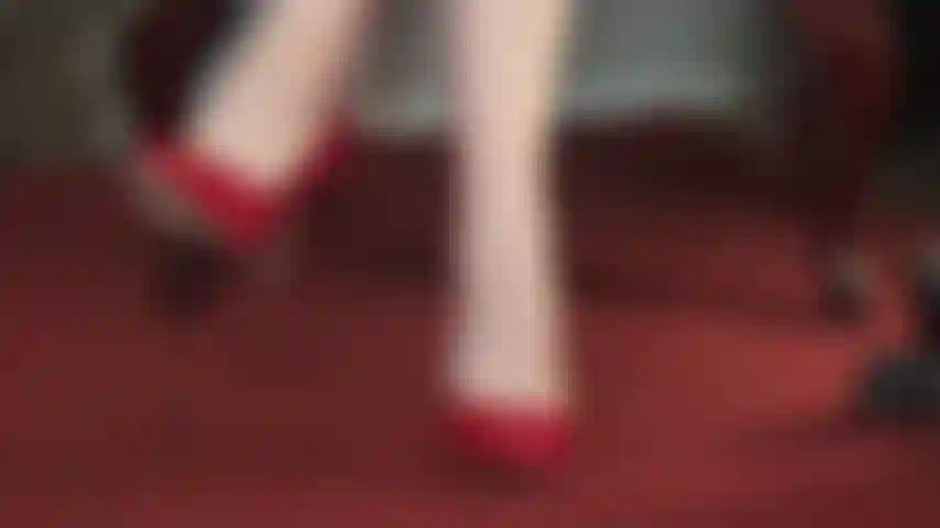 Amante de pés descalços - sua boca fica salivando quando a patroa começa a balançar seus sapatos vermelhos porque o momento está próximo quando você poderá chupar seus dedos descalços e lamber o suor de suas solas saborosas.