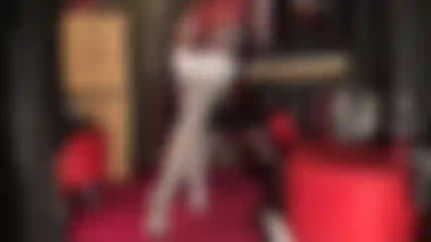 Uso meia calça branca brilhante, botas pretas de cano alto e shorts de cetim azul brilhante.