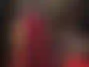 Negra de 20 cm com uma cinta-liga e calças de cetim vermelho brilhante - a patroa dá pau grande para suas putas.