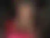 Saltos fetichistas de tiras - sua deusa de náilon exibe suas pernas incríveis até sua bunda perfeita em shorts brilhantes.