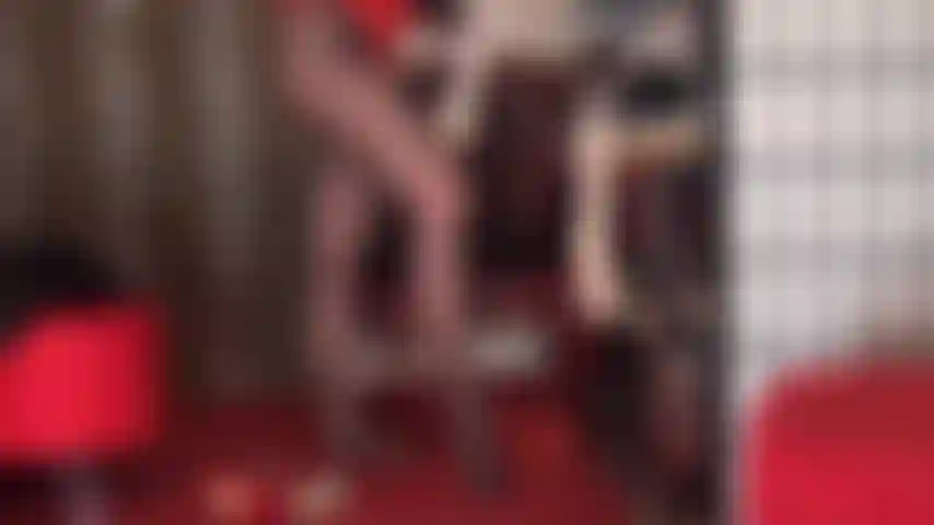 Meias de renda de nylon branco e sedoso provocam. Essas meias de nylon são colocadas sobre uma meia-calça preta transparente e combinadas com sapatos de salto agulha vermelhos brilhantes. Incrivelmente sexy.