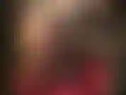 Senhora de sutiã, meia-calça e salto alto, acariciando seu pau preto de 20 centímetros, sentindo de cima a baixo suas pernas de náilon sedosas e transparentes.