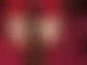 Vídeo de fetiche por pés descalços incrivelmente quente, punheta com os pés em um grande pau preto - a amante envolve seus lindos pés descalços arqueados em volta de um pau grande, com vistas frontal e traseira.