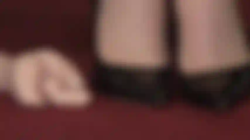 Seus saltos agulha são sua fraqueza - a amante brinca com seu pequeno pau e seu cuzinho apertado.