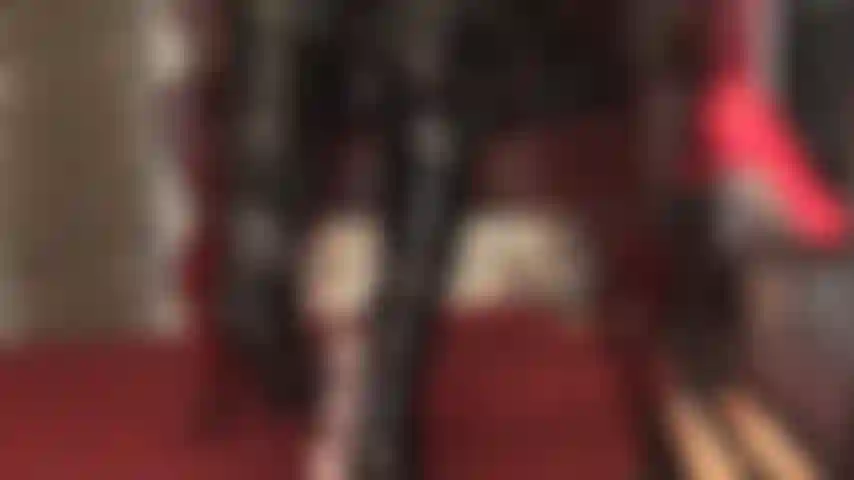 Amante de botas - seu pau de escravo é drenado com o uso das botas pretas brilhantes e das coxas de meia-calça da senhora.