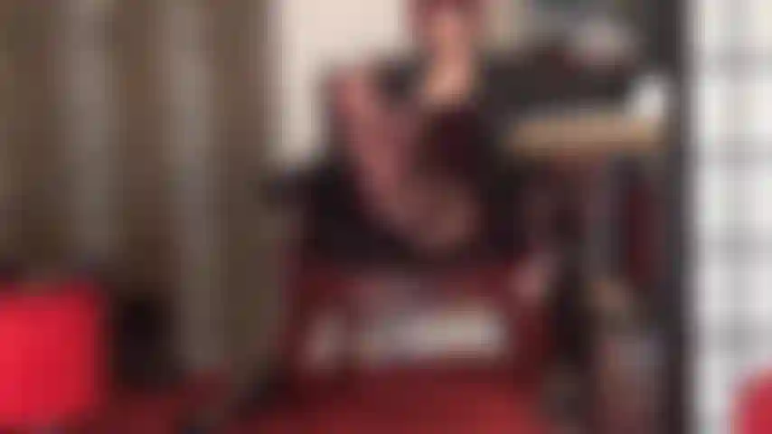 Você é fraca pelos pés e pernas da amante em meias-calças pretas transparentes incrivelmente brilhantes.