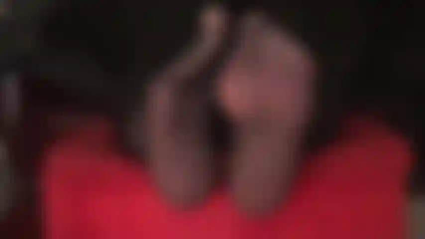 Provocação com meias-calças pretas transparentes - a patroa tem seus lindos pés de náilon apoiados em um banquinho, balançando-os bem na frente do seu rosto.