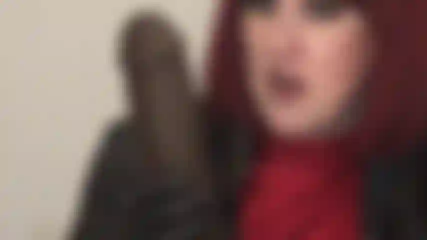 A senhora pisca para você enquanto acaricia um pau grande e preto. Você não quer dar um beijinho naquele pauzão preto?