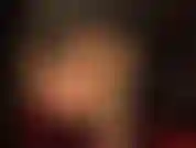 Provoco-a com uma meia-calça brilhante e um pé na sua cara - meu pé de náilon brilhante e sexy está apontado para o seu rosto, embaixo do seu nariz, inspire profundamente, enquanto você dá uma olhada por baixo da minha saia de couro.