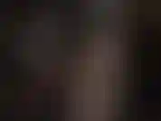 As pernas cruzadas sensuais da senhora vivian em um par muito especial de meia-calça com padrão de ligas brilhantes e sapatos peeptoe de perto.