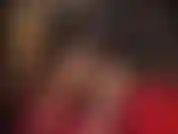 Luvas vermelhas de látex e uma cinta-liga preta e grossa. A senhora sabe como te provocar com luvas de borracha brilhantes e um pau grande.