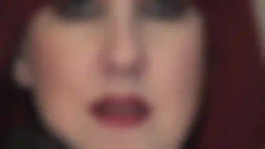 200710-0012- Lábios vermelhos brilhantes, rosto close-up.