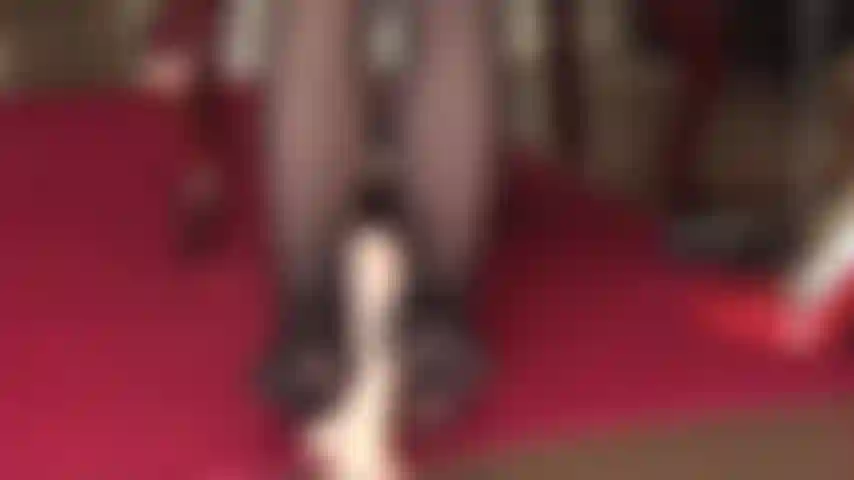 Pés de meia-calça provocam um vibrador sem cortes. Você não adoraria ser a destinatária desta maravilhosa punheta de nylon?