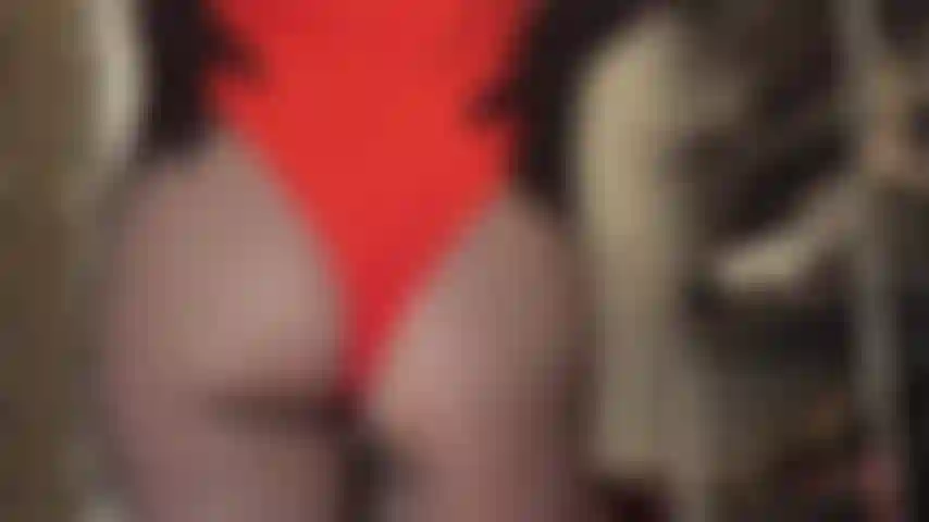 Adoro minha bunda de meia-calça e limpo minhas botas brilhantes.