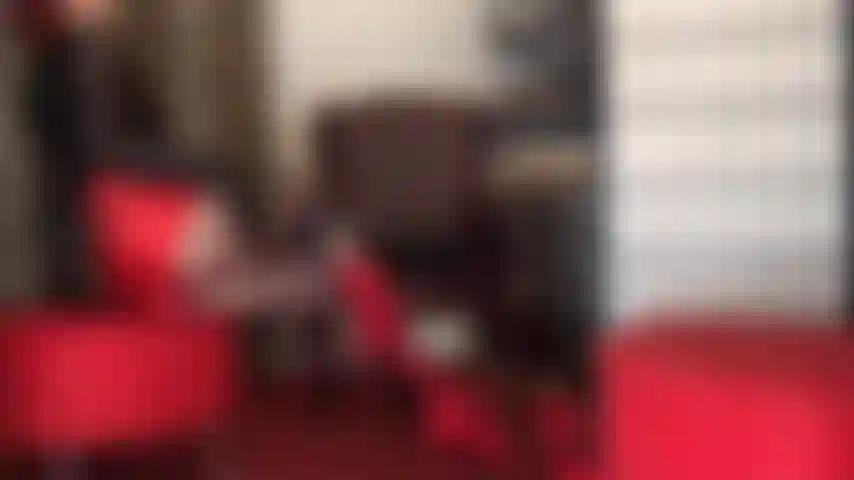 Shorts de cetim vermelho e botas de verniz combinadas com um body de náilon, luvas de couro e meia-calça transparente. Mmmmm sexy!