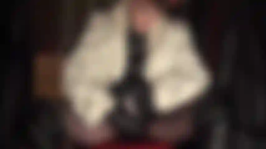 A mistress deixa você excitado com seu maravilhoso couro preto e pelos enquanto ela sacode seu grande pau.