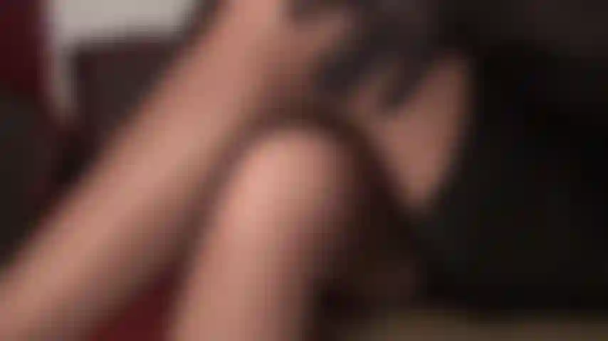 Findom, provocação e negação, íntima e muito pessoal - as coxas da meia-calça da amante com uma visão entre elas despertam desejos profundos dentro de você.