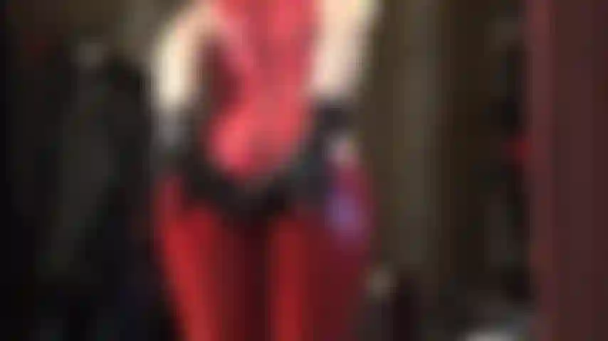 Adoro bunda e faço punheta com luvas de látex em um vibrador preto - a amante vivian engraxa sua bunda em um macacão de látex, depois seca aquele pau com bastante lubrificante e cuspe.