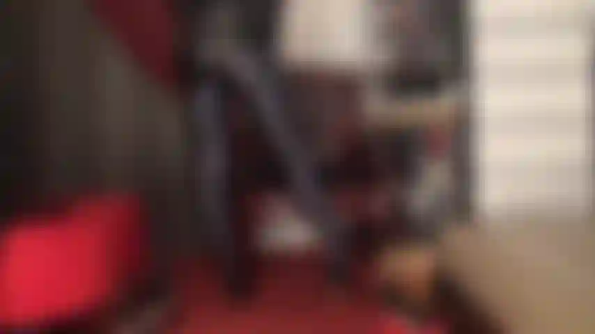 A senhora provoca o amante de meia-calça com meias-calças de spandex cinza super brilhantes e saltos sensuais.