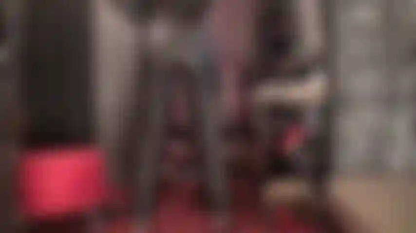 Tenho fetiche por calças de couro - procuro as curvas perfeitas da minha amante com calças de couro justas.